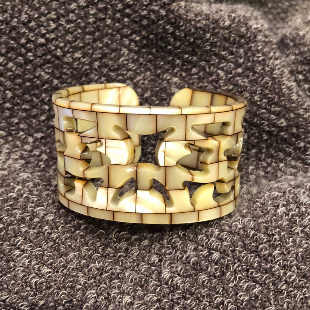 Shell cuff